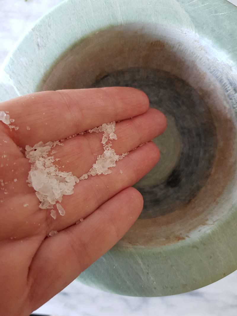 versa il sale grosso nel mortaio all'aglio