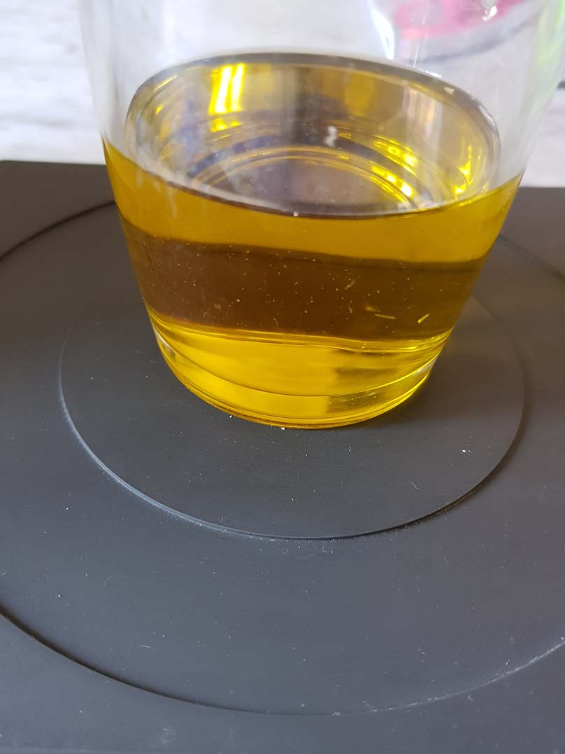 Versa lentamente l'olio fino ad assorbimento