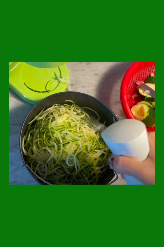 spaghetti di zucchina con olio spray